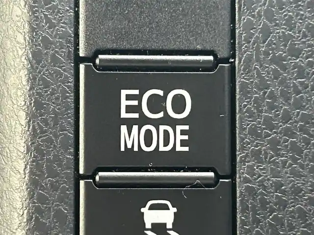 トヨタ ヴォクシー ZS 煌 岡山県 2018(平30)年 9.4万km イナズマスパーキングブラックガラスフレーク 登録時走行距離93718km/純正9インチナビ/フルセグTV(AM.FM.CD.DVD.TV.BT)/両側パワースライドドア/バックカメラ/ビルトインETC/トヨタセーフティセンス/・衝突軽減ブレーキ/・レーンキープアシスト/・オートマチックハイビーム/横滑り防止装置/クルーズコントロール/オートライト/アイドリングストップ/16インチ純正AW/純正フロアマット/プッシュスタート/スマートキー