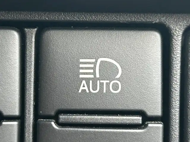 トヨタ ヴォクシー ZS 煌 岡山県 2018(平30)年 9.4万km イナズマスパーキングブラックガラスフレーク 登録時走行距離93718km/純正9インチナビ/フルセグTV(AM.FM.CD.DVD.TV.BT)/両側パワースライドドア/バックカメラ/ビルトインETC/トヨタセーフティセンス/・衝突軽減ブレーキ/・レーンキープアシスト/・オートマチックハイビーム/横滑り防止装置/クルーズコントロール/オートライト/アイドリングストップ/16インチ純正AW/純正フロアマット/プッシュスタート/スマートキー