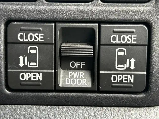 トヨタ ヴォクシー ZS 煌 岡山県 2018(平30)年 9.4万km イナズマスパーキングブラックガラスフレーク 登録時走行距離93718km/純正9インチナビ/フルセグTV(AM.FM.CD.DVD.TV.BT)/両側パワースライドドア/バックカメラ/ビルトインETC/トヨタセーフティセンス/・衝突軽減ブレーキ/・レーンキープアシスト/・オートマチックハイビーム/横滑り防止装置/クルーズコントロール/オートライト/アイドリングストップ/16インチ純正AW/純正フロアマット/プッシュスタート/スマートキー