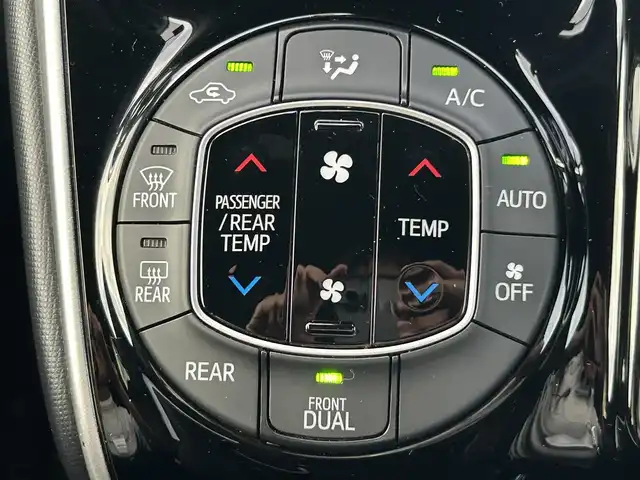 トヨタ ヴォクシー ZS 煌 岡山県 2018(平30)年 9.4万km イナズマスパーキングブラックガラスフレーク 登録時走行距離93718km/純正9インチナビ/フルセグTV(AM.FM.CD.DVD.TV.BT)/両側パワースライドドア/バックカメラ/ビルトインETC/トヨタセーフティセンス/・衝突軽減ブレーキ/・レーンキープアシスト/・オートマチックハイビーム/横滑り防止装置/クルーズコントロール/オートライト/アイドリングストップ/16インチ純正AW/純正フロアマット/プッシュスタート/スマートキー