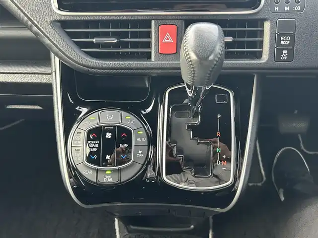 トヨタ ヴォクシー ZS 煌 岡山県 2018(平30)年 9.4万km イナズマスパーキングブラックガラスフレーク 登録時走行距離93718km/純正9インチナビ/フルセグTV(AM.FM.CD.DVD.TV.BT)/両側パワースライドドア/バックカメラ/ビルトインETC/トヨタセーフティセンス/・衝突軽減ブレーキ/・レーンキープアシスト/・オートマチックハイビーム/横滑り防止装置/クルーズコントロール/オートライト/アイドリングストップ/16インチ純正AW/純正フロアマット/プッシュスタート/スマートキー