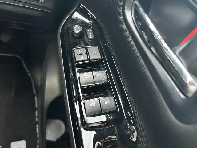 トヨタ ヴォクシー ZS 煌 岡山県 2018(平30)年 9.4万km イナズマスパーキングブラックガラスフレーク 登録時走行距離93718km/純正9インチナビ/フルセグTV(AM.FM.CD.DVD.TV.BT)/両側パワースライドドア/バックカメラ/ビルトインETC/トヨタセーフティセンス/・衝突軽減ブレーキ/・レーンキープアシスト/・オートマチックハイビーム/横滑り防止装置/クルーズコントロール/オートライト/アイドリングストップ/16インチ純正AW/純正フロアマット/プッシュスタート/スマートキー