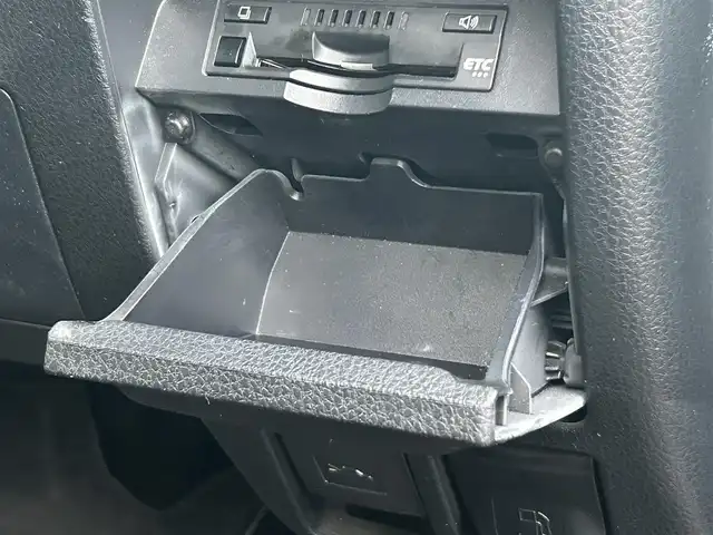 トヨタ ヴォクシー ZS 煌 岡山県 2018(平30)年 9.4万km イナズマスパーキングブラックガラスフレーク 登録時走行距離93718km/純正9インチナビ/フルセグTV(AM.FM.CD.DVD.TV.BT)/両側パワースライドドア/バックカメラ/ビルトインETC/トヨタセーフティセンス/・衝突軽減ブレーキ/・レーンキープアシスト/・オートマチックハイビーム/横滑り防止装置/クルーズコントロール/オートライト/アイドリングストップ/16インチ純正AW/純正フロアマット/プッシュスタート/スマートキー