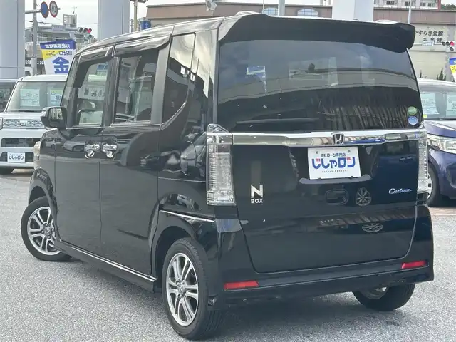 ホンダ Ｎ ＢＯＸ カスタム G Lパッケージ 沖縄県 2015(平27)年 6.7万km 黒 (株)IDOMが運営する【じしゃロンコザ店】の自社ローン専用車両になりますこちらは現金またはオートローンご利用時の価格です。自社ローンご希望の方は別途その旨お申付け下さい/フルセグナビ　/ＥＴＣ　/スマートキー　/プッシュスタート　/パワーウィンドウ　/パワーステアリング　/バックカメラ　/ドライブレコーダー前方　/純正アルミホイール　/純正フロアマット　/Ｂｌｕｅｔｏｏｔｈ接続
