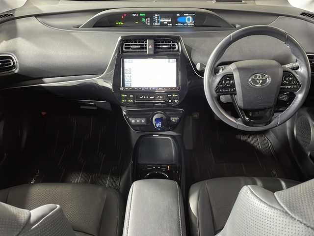 トヨタ プリウス A プレミアム 広島県 2019(平31)年 5万km シルバーM ALPINE９型ナビ/バックカメラ/温/冷シート/パワーシート(運転席)/パーキングアシスト/ブラインドスポットモニター/ヘッドアップディスプレイ/レーダークルーズコントロール/ＨＤＭＩ/1500W給電/前方ドラレコ/ＥＴＣ/オートマチックハイビーム/レーンキープ/衝突軽減/踏み間違い防止/コーナーセンサー/フルセグ/純正15インチホイールカバー(195/65/R15)/エアバッグ(運転席/助手席/サイド/カーテン)