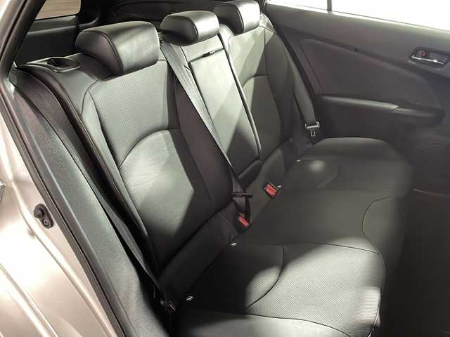 トヨタ プリウス A プレミアム 広島県 2019(平31)年 5万km シルバーM ALPINE９型ナビ/バックカメラ/温/冷シート/パワーシート(運転席)/パーキングアシスト/ブラインドスポットモニター/ヘッドアップディスプレイ/レーダークルーズコントロール/ＨＤＭＩ/1500W給電/前方ドラレコ/ＥＴＣ/オートマチックハイビーム/レーンキープ/衝突軽減/踏み間違い防止/コーナーセンサー/フルセグ/純正15インチホイールカバー(195/65/R15)/エアバッグ(運転席/助手席/サイド/カーテン)