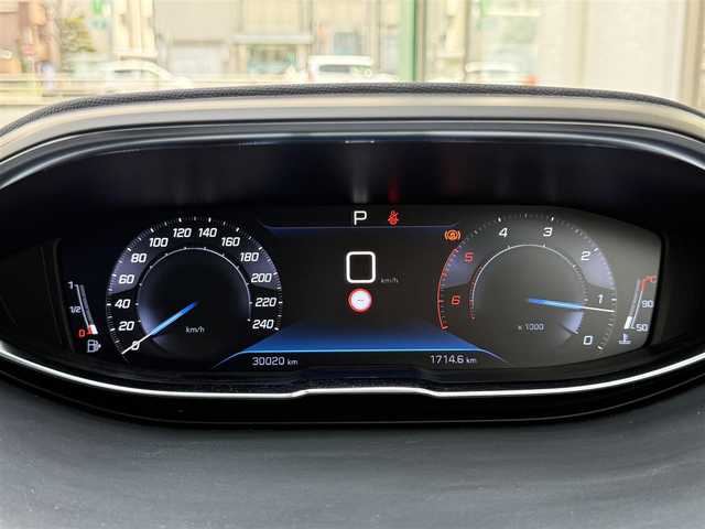 プジョー ３００８ クロスシティ ブルーHDi 愛知県 2020(令2)年 3万km グレー /禁煙/正規ディーラー車/ディーラー整備記録簿R4.5//ファーストクラスパッケージ//パノラミックガラスルーフ//360°カメラ//ハーフレザーシート//D席メモリ付きパワーシート//シートヒーター/マッサージ付//マルチポイントランバーサポート//パークアシスト//純正ディスプレイオーディオ/USB/MirrorLink//AppleCarPlay/AndroidAuto//バック/サイド/フロントカメラ//前後ドラレコ//革巻きステア/ステアスイッチ/パドルシフト//電動パーキングブレーキ//照明付きバニティミラー//純正LEDオートライト/オートハイビーム/純正LEDフォグ//ハンズフリーパワーバックドア//純正18インチAW//ACC/レーンキープアシスト/BSM/衝突軽減ブレーキ//パーキングセンサー//新車時保証書//取扱説明書//ドラレコ取説//スペアスマートキー有