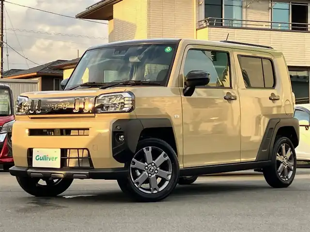 ダイハツ タフト G ダーククロムベンチャー 静岡県 2024(令6)年 0.1千km サンドベージュメタリック エンジンスタートボタン/パワーステアリング/パワーウィンドウ/保証書/取扱説明書/アイドリングストップ/スマートキー/オートエアコン/クルーズコントロール/USB入力端子/バックカメラ/純正9インチナビ（ワンセグ/BT）/ガラスルーフ/純正フロアマット/D席N席シートヒーター/純正アルミホイール/ABS/横滑り防止装置/コーナーセンサー前後/レーンキープアシスト/オートライト/LEDヘッドライト/W＋サイドエアバック/衝突軽減システム/カーテンエアバック