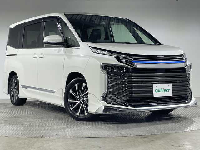 トヨタ ヴォクシー ハイブリッド S－Z 神奈川県 2022(令4)年 1.9万km ホワイトパールクリスタルシャイン 電動サイドステップ/モデリスタスポイラー/純正10.5型ディスプレイオーディオプラス/CD DVD　フルセグ/Bluetooth　USB　HDMI/バックカメラ/両側電動スライドドア/パワーバックドア/AC100V/ETC2.0/快適利便パッケージHigh/ブラインドスポットモニター/セーフティセンス/プリクラッシュセーフティ/レーントレーシングアシスト/レーンディパーチャーアラート/レーダークルーズコントロール/オートマチックハイビーム/ロードサインアシスト/ドライバー異常時対応システム/プロアクティブドライビングアシスト/発進遅れ告知/レーンチェンジアシスト/リアクロストラフィックアラート/パーキングサポートブレーキ/安心降車アシスト/アドバンストドライブ/リヤシートマインダー/後退速度抑制/緊急時操舵支援/前後ソナー/ナノイーX/ハーフレザーシート/2列目オットマン/前席/2列目シートヒーター/革巻きステアリング/ステアリングヒーター/プッシュスタート/スマートキー/純正17インチアルミホイール/LEDヘッドランプ