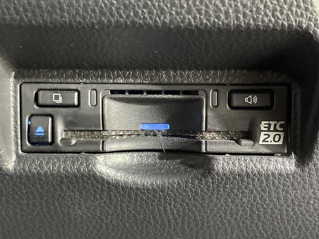 トヨタ ヴォクシー ハイブリッド S－Z 神奈川県 2022(令4)年 1.9万km ホワイトパールクリスタルシャイン 電動サイドステップ/モデリスタスポイラー/純正10.5型ディスプレイオーディオプラス/CD DVD　フルセグ/Bluetooth　USB　HDMI/バックカメラ/両側電動スライドドア/パワーバックドア/AC100V/ETC2.0/快適利便パッケージHigh/ブラインドスポットモニター/セーフティセンス/プリクラッシュセーフティ/レーントレーシングアシスト/レーンディパーチャーアラート/レーダークルーズコントロール/オートマチックハイビーム/ロードサインアシスト/ドライバー異常時対応システム/プロアクティブドライビングアシスト/発進遅れ告知/レーンチェンジアシスト/リアクロストラフィックアラート/パーキングサポートブレーキ/安心降車アシスト/アドバンストドライブ/リヤシートマインダー/後退速度抑制/緊急時操舵支援/前後ソナー/ナノイーX/ハーフレザーシート/2列目オットマン/前席/2列目シートヒーター/革巻きステアリング/ステアリングヒーター/プッシュスタート/スマートキー/純正17インチアルミホイール/LEDヘッドランプ