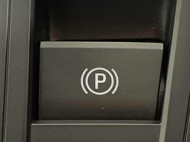 トヨタ ヴォクシー ハイブリッド S－Z 神奈川県 2022(令4)年 1.9万km ホワイトパールクリスタルシャイン 電動サイドステップ/モデリスタスポイラー/純正10.5型ディスプレイオーディオプラス/CD DVD　フルセグ/Bluetooth　USB　HDMI/バックカメラ/両側電動スライドドア/パワーバックドア/AC100V/ETC2.0/快適利便パッケージHigh/ブラインドスポットモニター/セーフティセンス/プリクラッシュセーフティ/レーントレーシングアシスト/レーンディパーチャーアラート/レーダークルーズコントロール/オートマチックハイビーム/ロードサインアシスト/ドライバー異常時対応システム/プロアクティブドライビングアシスト/発進遅れ告知/レーンチェンジアシスト/リアクロストラフィックアラート/パーキングサポートブレーキ/安心降車アシスト/アドバンストドライブ/リヤシートマインダー/後退速度抑制/緊急時操舵支援/前後ソナー/ナノイーX/ハーフレザーシート/2列目オットマン/前席/2列目シートヒーター/革巻きステアリング/ステアリングヒーター/プッシュスタート/スマートキー/純正17インチアルミホイール/LEDヘッドランプ