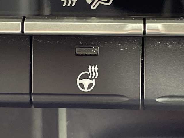 トヨタ ヴォクシー ハイブリッド S－Z 神奈川県 2022(令4)年 1.9万km ホワイトパールクリスタルシャイン 電動サイドステップ/モデリスタスポイラー/純正10.5型ディスプレイオーディオプラス/CD DVD　フルセグ/Bluetooth　USB　HDMI/バックカメラ/両側電動スライドドア/パワーバックドア/AC100V/ETC2.0/快適利便パッケージHigh/ブラインドスポットモニター/セーフティセンス/プリクラッシュセーフティ/レーントレーシングアシスト/レーンディパーチャーアラート/レーダークルーズコントロール/オートマチックハイビーム/ロードサインアシスト/ドライバー異常時対応システム/プロアクティブドライビングアシスト/発進遅れ告知/レーンチェンジアシスト/リアクロストラフィックアラート/パーキングサポートブレーキ/安心降車アシスト/アドバンストドライブ/リヤシートマインダー/後退速度抑制/緊急時操舵支援/前後ソナー/ナノイーX/ハーフレザーシート/2列目オットマン/前席/2列目シートヒーター/革巻きステアリング/ステアリングヒーター/プッシュスタート/スマートキー/純正17インチアルミホイール/LEDヘッドランプ