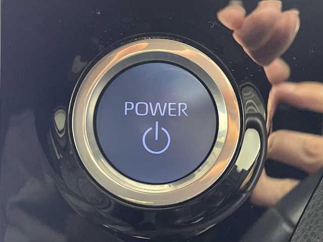 トヨタ ヴォクシー ハイブリッド S－Z 神奈川県 2022(令4)年 1.9万km ホワイトパールクリスタルシャイン 電動サイドステップ/モデリスタスポイラー/純正10.5型ディスプレイオーディオプラス/CD DVD　フルセグ/Bluetooth　USB　HDMI/バックカメラ/両側電動スライドドア/パワーバックドア/AC100V/ETC2.0/快適利便パッケージHigh/ブラインドスポットモニター/セーフティセンス/プリクラッシュセーフティ/レーントレーシングアシスト/レーンディパーチャーアラート/レーダークルーズコントロール/オートマチックハイビーム/ロードサインアシスト/ドライバー異常時対応システム/プロアクティブドライビングアシスト/発進遅れ告知/レーンチェンジアシスト/リアクロストラフィックアラート/パーキングサポートブレーキ/安心降車アシスト/アドバンストドライブ/リヤシートマインダー/後退速度抑制/緊急時操舵支援/前後ソナー/ナノイーX/ハーフレザーシート/2列目オットマン/前席/2列目シートヒーター/革巻きステアリング/ステアリングヒーター/プッシュスタート/スマートキー/純正17インチアルミホイール/LEDヘッドランプ