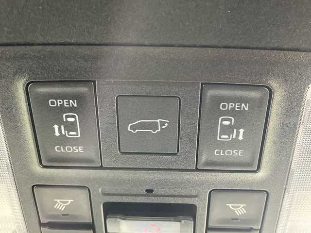 トヨタ ヴォクシー ハイブリッド S－Z 神奈川県 2022(令4)年 1.9万km ホワイトパールクリスタルシャイン 電動サイドステップ/モデリスタスポイラー/純正10.5型ディスプレイオーディオプラス/CD DVD　フルセグ/Bluetooth　USB　HDMI/バックカメラ/両側電動スライドドア/パワーバックドア/AC100V/ETC2.0/快適利便パッケージHigh/ブラインドスポットモニター/セーフティセンス/プリクラッシュセーフティ/レーントレーシングアシスト/レーンディパーチャーアラート/レーダークルーズコントロール/オートマチックハイビーム/ロードサインアシスト/ドライバー異常時対応システム/プロアクティブドライビングアシスト/発進遅れ告知/レーンチェンジアシスト/リアクロストラフィックアラート/パーキングサポートブレーキ/安心降車アシスト/アドバンストドライブ/リヤシートマインダー/後退速度抑制/緊急時操舵支援/前後ソナー/ナノイーX/ハーフレザーシート/2列目オットマン/前席/2列目シートヒーター/革巻きステアリング/ステアリングヒーター/プッシュスタート/スマートキー/純正17インチアルミホイール/LEDヘッドランプ