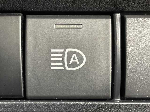 トヨタ ヴォクシー ハイブリッド S－Z 神奈川県 2022(令4)年 1.9万km ホワイトパールクリスタルシャイン 電動サイドステップ/モデリスタスポイラー/純正10.5型ディスプレイオーディオプラス/CD DVD　フルセグ/Bluetooth　USB　HDMI/バックカメラ/両側電動スライドドア/パワーバックドア/AC100V/ETC2.0/快適利便パッケージHigh/ブラインドスポットモニター/セーフティセンス/プリクラッシュセーフティ/レーントレーシングアシスト/レーンディパーチャーアラート/レーダークルーズコントロール/オートマチックハイビーム/ロードサインアシスト/ドライバー異常時対応システム/プロアクティブドライビングアシスト/発進遅れ告知/レーンチェンジアシスト/リアクロストラフィックアラート/パーキングサポートブレーキ/安心降車アシスト/アドバンストドライブ/リヤシートマインダー/後退速度抑制/緊急時操舵支援/前後ソナー/ナノイーX/ハーフレザーシート/2列目オットマン/前席/2列目シートヒーター/革巻きステアリング/ステアリングヒーター/プッシュスタート/スマートキー/純正17インチアルミホイール/LEDヘッドランプ