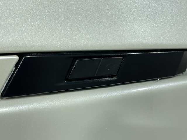 トヨタ ヴォクシー ハイブリッド S－Z 神奈川県 2022(令4)年 1.9万km ホワイトパールクリスタルシャイン 電動サイドステップ/モデリスタスポイラー/純正10.5型ディスプレイオーディオプラス/CD DVD　フルセグ/Bluetooth　USB　HDMI/バックカメラ/両側電動スライドドア/パワーバックドア/AC100V/ETC2.0/快適利便パッケージHigh/ブラインドスポットモニター/セーフティセンス/プリクラッシュセーフティ/レーントレーシングアシスト/レーンディパーチャーアラート/レーダークルーズコントロール/オートマチックハイビーム/ロードサインアシスト/ドライバー異常時対応システム/プロアクティブドライビングアシスト/発進遅れ告知/レーンチェンジアシスト/リアクロストラフィックアラート/パーキングサポートブレーキ/安心降車アシスト/アドバンストドライブ/リヤシートマインダー/後退速度抑制/緊急時操舵支援/前後ソナー/ナノイーX/ハーフレザーシート/2列目オットマン/前席/2列目シートヒーター/革巻きステアリング/ステアリングヒーター/プッシュスタート/スマートキー/純正17インチアルミホイール/LEDヘッドランプ