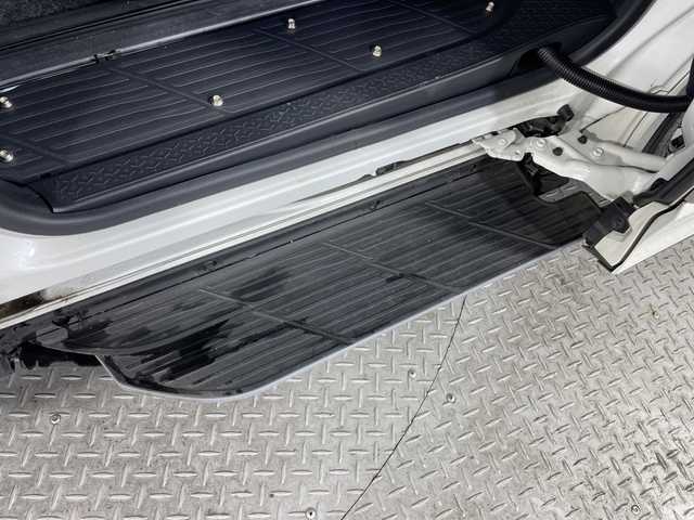 トヨタ ヴォクシー ハイブリッド S－Z 神奈川県 2022(令4)年 1.9万km ホワイトパールクリスタルシャイン 電動サイドステップ/モデリスタスポイラー/純正10.5型ディスプレイオーディオプラス/CD DVD　フルセグ/Bluetooth　USB　HDMI/バックカメラ/両側電動スライドドア/パワーバックドア/AC100V/ETC2.0/快適利便パッケージHigh/ブラインドスポットモニター/セーフティセンス/プリクラッシュセーフティ/レーントレーシングアシスト/レーンディパーチャーアラート/レーダークルーズコントロール/オートマチックハイビーム/ロードサインアシスト/ドライバー異常時対応システム/プロアクティブドライビングアシスト/発進遅れ告知/レーンチェンジアシスト/リアクロストラフィックアラート/パーキングサポートブレーキ/安心降車アシスト/アドバンストドライブ/リヤシートマインダー/後退速度抑制/緊急時操舵支援/前後ソナー/ナノイーX/ハーフレザーシート/2列目オットマン/前席/2列目シートヒーター/革巻きステアリング/ステアリングヒーター/プッシュスタート/スマートキー/純正17インチアルミホイール/LEDヘッドランプ