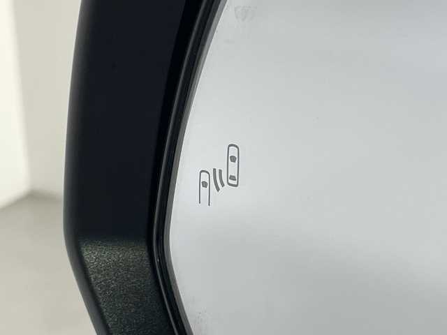 トヨタ ヴォクシー ハイブリッド S－Z 神奈川県 2022(令4)年 1.9万km ホワイトパールクリスタルシャイン 電動サイドステップ/モデリスタスポイラー/純正10.5型ディスプレイオーディオプラス/CD DVD　フルセグ/Bluetooth　USB　HDMI/バックカメラ/両側電動スライドドア/パワーバックドア/AC100V/ETC2.0/快適利便パッケージHigh/ブラインドスポットモニター/セーフティセンス/プリクラッシュセーフティ/レーントレーシングアシスト/レーンディパーチャーアラート/レーダークルーズコントロール/オートマチックハイビーム/ロードサインアシスト/ドライバー異常時対応システム/プロアクティブドライビングアシスト/発進遅れ告知/レーンチェンジアシスト/リアクロストラフィックアラート/パーキングサポートブレーキ/安心降車アシスト/アドバンストドライブ/リヤシートマインダー/後退速度抑制/緊急時操舵支援/前後ソナー/ナノイーX/ハーフレザーシート/2列目オットマン/前席/2列目シートヒーター/革巻きステアリング/ステアリングヒーター/プッシュスタート/スマートキー/純正17インチアルミホイール/LEDヘッドランプ