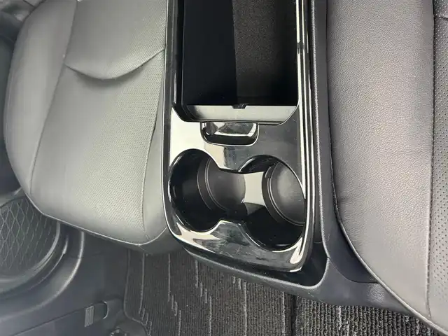 トヨタ プリウス ＰＨＶ A プレミアム 愛知県 2017(平29)年 5.3万km スピリテッドアクアメタリック 純正11.2インチナビ/・フルセグTV/Bluetooth/HUD/純正ドライブレコーダー/ビルトインETC/パーキングアシスト/プッシュスタート/ステアリングリモコン/ステアリングヒーター/パワーシート/ブラックレザー調シート/シートヒーター/バックカメラ/トヨタセーフティセンス/　　・プリクラッシュセーフティ/　　・レーンディバーチャーアラート/　　・レーダークルーズコントロール/　　・オートハイビーム/インテリジェントクリアランスソナー/LEDヘッドライト/フォグランプ/取扱説明書/スマートキー