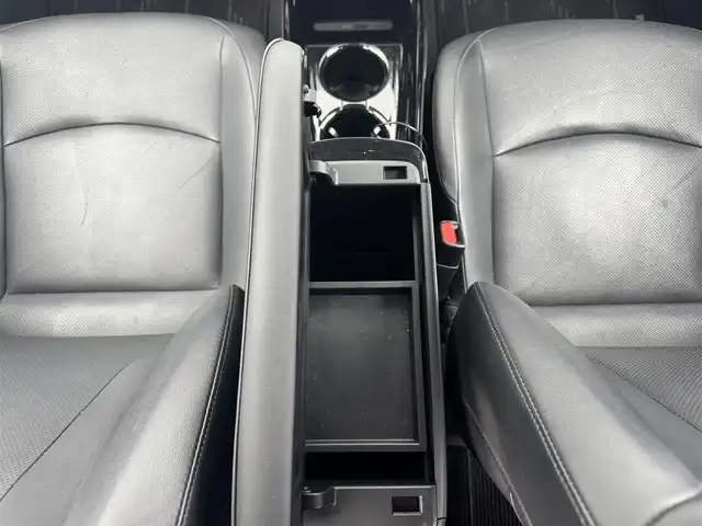 トヨタ プリウス ＰＨＶ A プレミアム 愛知県 2017(平29)年 5.3万km スピリテッドアクアメタリック 純正11.2インチナビ/・フルセグTV/Bluetooth/HUD/純正ドライブレコーダー/ビルトインETC/パーキングアシスト/プッシュスタート/ステアリングリモコン/ステアリングヒーター/パワーシート/ブラックレザー調シート/シートヒーター/バックカメラ/トヨタセーフティセンス/　　・プリクラッシュセーフティ/　　・レーンディバーチャーアラート/　　・レーダークルーズコントロール/　　・オートハイビーム/インテリジェントクリアランスソナー/LEDヘッドライト/フォグランプ/取扱説明書/スマートキー