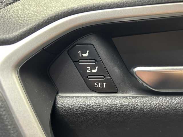 トヨタ ＲＡＶ４ G Zパッケージ 鹿児島県 2023(令5)年 5.2万km プラチナホワイトパールマイカ ディスプレイオーディオ/(フルセグ/Bluetooth/AppleCarPlay/AndroidAuto)/デジタルインナーミラー型ドライブレコーダー/ビルトインETC2.0/前席シートベンチレーション/運転席シートメモリ/ステアリングヒーター/本革巻きステアリング/パノラミックビューモニター/BSM/電動パーキングブレーキ/オートブレーキホールド/Toyota Safety Sense/　・プリクラッシュセーフティー/　・レーントレーシングアシスト/　・レーダークルーズコントロール/　・オートマチックハイビーム/　・ロードサインアシスト