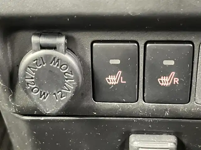 トヨタ ルーミー X 千葉県 2023(令5)年 1.2万km パールホワイトⅢ 禁煙車/トヨタセーフティセンス/・クリアランスソナー/片側電動ドア/純正メモリナビ/・型番：NMZK-W73D/・CD/DVD/USB/Bluetooth/フルセグTV/・バックカメラ/DNシートヒーター/ステアリングスイッチ/社外フロアマット/純正ホイールキャップ/オートライト/・ハロゲンヘッドライト/・ヘッドライトレベライザー/プッシュスタート/・スマートキー/・スペアキー