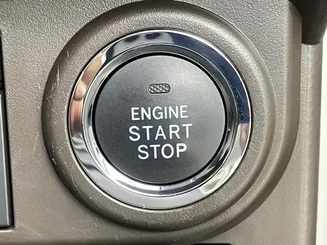 トヨタ ルーミー X 千葉県 2023(令5)年 1.2万km パールホワイトⅢ 禁煙車/トヨタセーフティセンス/・クリアランスソナー/片側電動ドア/純正メモリナビ/・型番：NMZK-W73D/・CD/DVD/USB/Bluetooth/フルセグTV/・バックカメラ/DNシートヒーター/ステアリングスイッチ/社外フロアマット/純正ホイールキャップ/オートライト/・ハロゲンヘッドライト/・ヘッドライトレベライザー/プッシュスタート/・スマートキー/・スペアキー