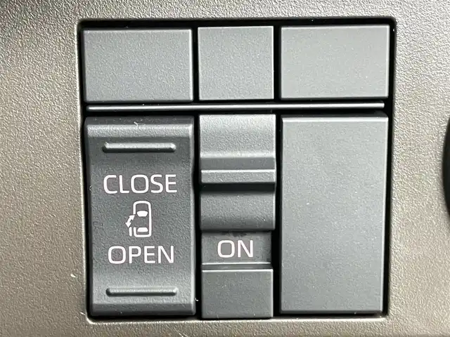 トヨタ ルーミー X 千葉県 2023(令5)年 1.2万km パールホワイトⅢ 禁煙車/トヨタセーフティセンス/・クリアランスソナー/片側電動ドア/純正メモリナビ/・型番：NMZK-W73D/・CD/DVD/USB/Bluetooth/フルセグTV/・バックカメラ/DNシートヒーター/ステアリングスイッチ/社外フロアマット/純正ホイールキャップ/オートライト/・ハロゲンヘッドライト/・ヘッドライトレベライザー/プッシュスタート/・スマートキー/・スペアキー