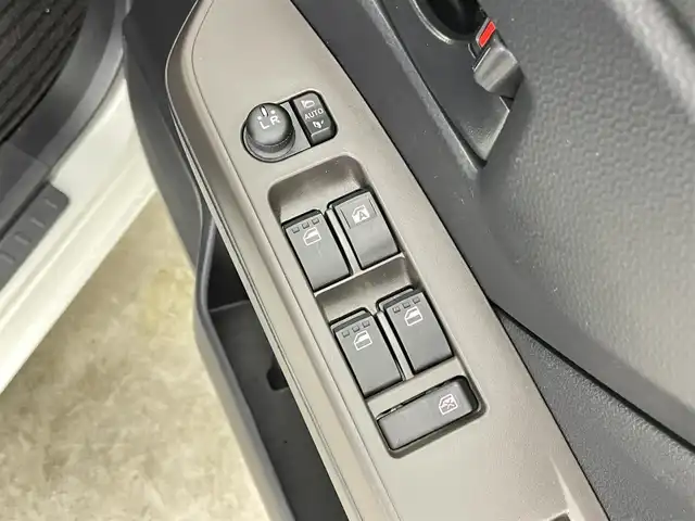 トヨタ ルーミー X 千葉県 2023(令5)年 1.2万km パールホワイトⅢ 禁煙車/トヨタセーフティセンス/・クリアランスソナー/片側電動ドア/純正メモリナビ/・型番：NMZK-W73D/・CD/DVD/USB/Bluetooth/フルセグTV/・バックカメラ/DNシートヒーター/ステアリングスイッチ/社外フロアマット/純正ホイールキャップ/オートライト/・ハロゲンヘッドライト/・ヘッドライトレベライザー/プッシュスタート/・スマートキー/・スペアキー