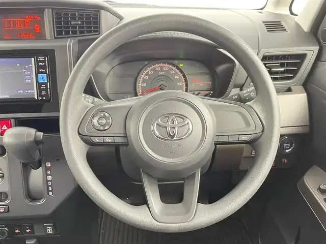 トヨタ ルーミー X 千葉県 2023(令5)年 1.2万km パールホワイトⅢ 禁煙車/トヨタセーフティセンス/・クリアランスソナー/片側電動ドア/純正メモリナビ/・型番：NMZK-W73D/・CD/DVD/USB/Bluetooth/フルセグTV/・バックカメラ/DNシートヒーター/ステアリングスイッチ/社外フロアマット/純正ホイールキャップ/オートライト/・ハロゲンヘッドライト/・ヘッドライトレベライザー/プッシュスタート/・スマートキー/・スペアキー