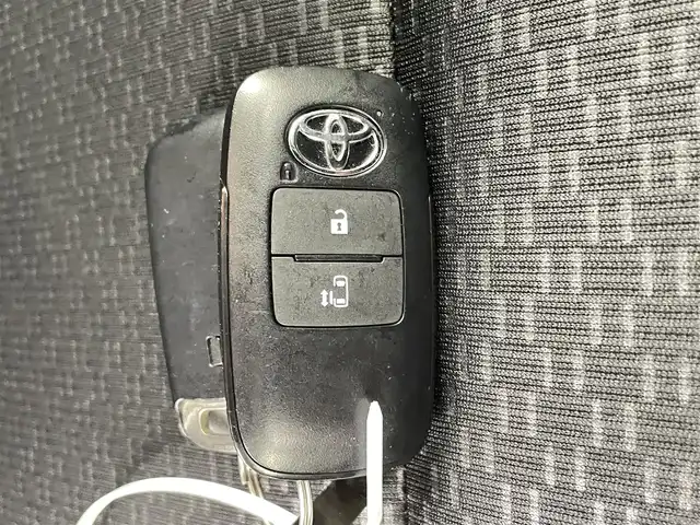 トヨタ ルーミー X 千葉県 2023(令5)年 1.2万km パールホワイトⅢ 禁煙車/トヨタセーフティセンス/・クリアランスソナー/片側電動ドア/純正メモリナビ/・型番：NMZK-W73D/・CD/DVD/USB/Bluetooth/フルセグTV/・バックカメラ/DNシートヒーター/ステアリングスイッチ/社外フロアマット/純正ホイールキャップ/オートライト/・ハロゲンヘッドライト/・ヘッドライトレベライザー/プッシュスタート/・スマートキー/・スペアキー