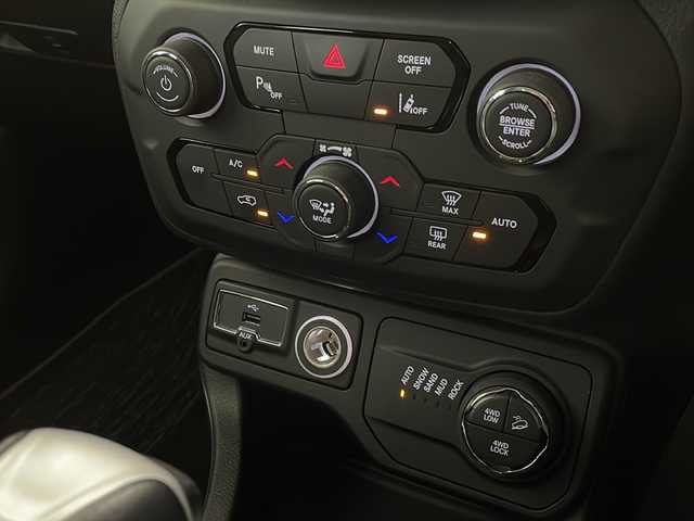 クライスラー・ジープ ジープ レネゲード トレイルホーク 新潟県 2021(令3)年 9万km 白 4WD/純正メモリナビ/BT/AUX/USB/フルセグテレビ/バックカメラ/ETC2.0/レーンキープアシスト/クルーズコントロール/コーナーセンサー/スマートキー/プッシュスタート/LEDヘッドライト/オートライト/フォグランプ/社外17インチアルミホイール/純正17インチAW夏タイヤ車載