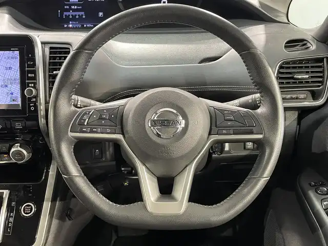 日産 セレナ ハイウェイスター Vセレクション 愛知県 2018(平30)年 9万km マルーンレッド 2トーン 純正９インチナビ/アラウンドビューモニター/純正11インチフリップダウンモニター/防水シート/両側パワースライドドア/ハンズフリーオートスライドドア/エマージェンシーブレーキ/インテリジェントパーキング/車線逸脱警報/クリアランスソナー/クルーズコントロール/ドライブレコーダー/ビルトインＥＴＣ/アクセサリーソケット/アイドリングストップ/純正フロアマット/16インチアルミホイール