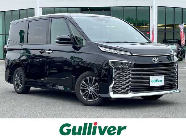 トヨタ ヴォクシー S－G 奈良県 2023(令5)年 2.7万km アティチュードブラックマイカ 片側パワースライドドア/純正ナビ(AM・FM/BT)/バックカメラ/ビルトインETC2.0/Toyota Safety Sense/プリクラッシュセーフティ/クルーズコントロール/レーントレーシングアシスト/レーンディパーチャーアラート/オートブレーキホールド/LEDヘッドライト/純正16インチアルミホイール/社外フロアマット