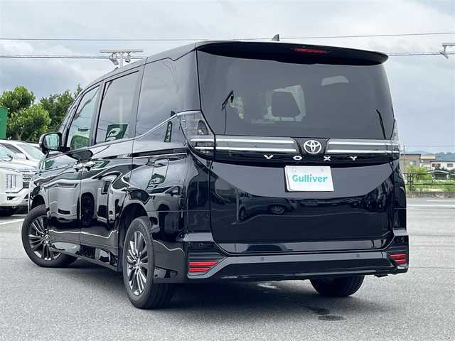 トヨタ ヴォクシー S－G 奈良県 2023(令5)年 2.7万km アティチュードブラックマイカ 片側パワースライドドア/純正ナビ(AM・FM/BT)/バックカメラ/ビルトインETC2.0/Toyota Safety Sense/プリクラッシュセーフティ/クルーズコントロール/レーントレーシングアシスト/レーンディパーチャーアラート/オートブレーキホールド/LEDヘッドライト/純正16インチアルミホイール/社外フロアマット