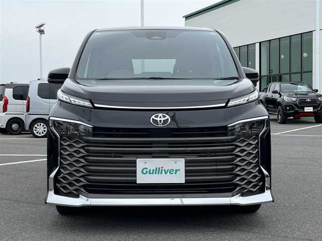 トヨタ ヴォクシー S－G 奈良県 2023(令5)年 2.7万km アティチュードブラックマイカ 片側パワースライドドア/純正ナビ(AM・FM/BT)/バックカメラ/ビルトインETC2.0/Toyota Safety Sense/プリクラッシュセーフティ/クルーズコントロール/レーントレーシングアシスト/レーンディパーチャーアラート/オートブレーキホールド/LEDヘッドライト/純正16インチアルミホイール/社外フロアマット