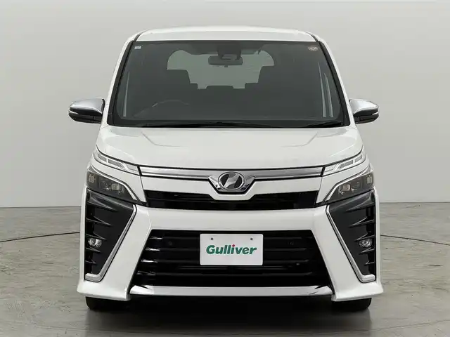 トヨタ ヴォクシー ZS 煌Ⅱ 福岡県 2019(平31)年 6.4万km ホワイトパールクリスタルシャイン 後席モニター　/純正９型ナビ／フルセグＴＶ　/バックカメラ　/ビルトインＥＴＣ　/クルーズコントロール　/コーナーセンサー　/衝突軽減ブレーキ　/レーンキープ　/アクセル踏み間違い防止　/両側電動スライドドア　/純正１６インチＡＷ