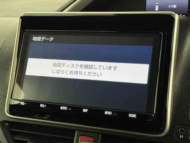 トヨタ ヴォクシー ZS 煌Ⅱ 福岡県 2019(平31)年 6.4万km ホワイトパールクリスタルシャイン 後席モニター　/純正９型ナビ／フルセグＴＶ　/バックカメラ　/ビルトインＥＴＣ　/クルーズコントロール　/コーナーセンサー　/衝突軽減ブレーキ　/レーンキープ　/アクセル踏み間違い防止　/両側電動スライドドア　/純正１６インチＡＷ