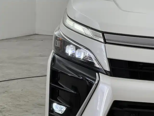 トヨタ ヴォクシー ZS 煌Ⅱ 福岡県 2019(平31)年 6.4万km ホワイトパールクリスタルシャイン 後席モニター　/純正９型ナビ／フルセグＴＶ　/バックカメラ　/ビルトインＥＴＣ　/クルーズコントロール　/コーナーセンサー　/衝突軽減ブレーキ　/レーンキープ　/アクセル踏み間違い防止　/両側電動スライドドア　/純正１６インチＡＷ