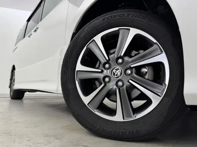 トヨタ ヴォクシー ZS 煌Ⅱ 福岡県 2019(平31)年 6.4万km ホワイトパールクリスタルシャイン 後席モニター　/純正９型ナビ／フルセグＴＶ　/バックカメラ　/ビルトインＥＴＣ　/クルーズコントロール　/コーナーセンサー　/衝突軽減ブレーキ　/レーンキープ　/アクセル踏み間違い防止　/両側電動スライドドア　/純正１６インチＡＷ