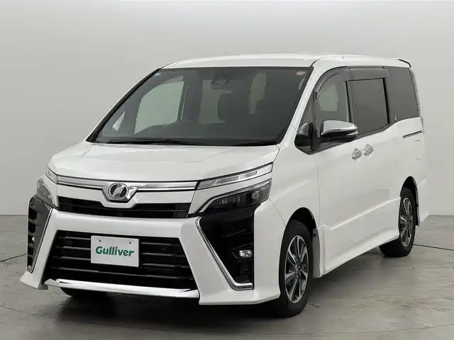 トヨタ ヴォクシー ZS 煌Ⅱ 福岡県 2019(平31)年 6.4万km ホワイトパールクリスタルシャイン 後席モニター　/純正９型ナビ／フルセグＴＶ　/バックカメラ　/ビルトインＥＴＣ　/クルーズコントロール　/コーナーセンサー　/衝突軽減ブレーキ　/レーンキープ　/アクセル踏み間違い防止　/両側電動スライドドア　/純正１６インチＡＷ