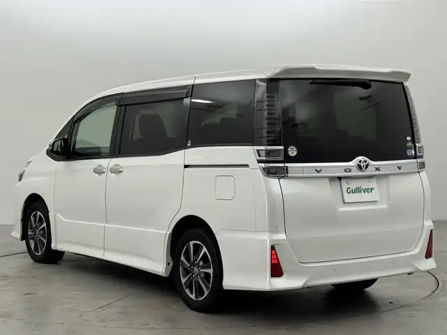 トヨタ ヴォクシー ZS 煌Ⅱ 福岡県 2019(平31)年 6.4万km ホワイトパールクリスタルシャイン 後席モニター　/純正９型ナビ／フルセグＴＶ　/バックカメラ　/ビルトインＥＴＣ　/クルーズコントロール　/コーナーセンサー　/衝突軽減ブレーキ　/レーンキープ　/アクセル踏み間違い防止　/両側電動スライドドア　/純正１６インチＡＷ