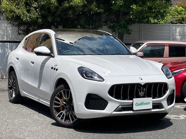 マセラティ マセラティ グレカーレ GT 東京都 2023(令5)年 1.3万km 白 登録時走行12406km/ワンオーナー/純正ナビ・フルセグTV/360度カメラ/Sonus faberサウンドシステム/サンルーフ/黒革シート/前席パワーシート＆シートヒーター/純正20インチAW/イエローブレーキキャリパー/LEDライト/ETC2.0/ドライブレコーダー/アダプティブクルーズコントロール/バーチャルコックピット/ブラインドスポットアシスト/アクティブレーンマネジメント/アクティブブレーキ/パークアシスト/ヒルスタートアシスト/パワーバックドア/コーナーセンサー/R6年記録簿/保証書・取説/スペアキー