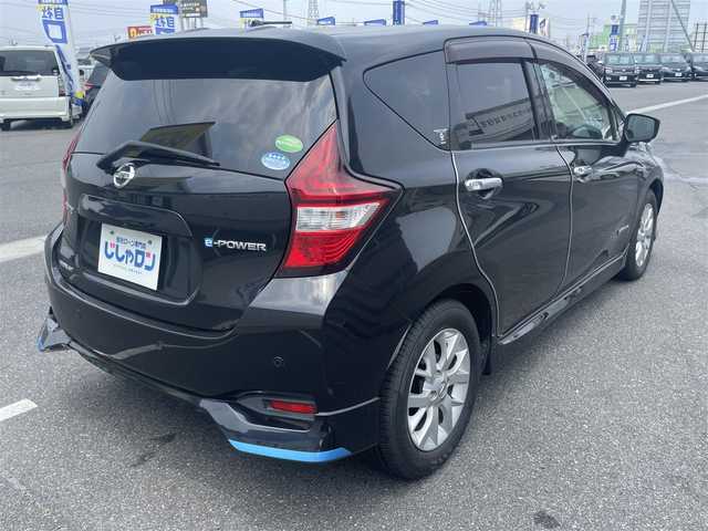 日産 ノート e－パワー メダリスト 岡山県 2017(平29)年 11.4万km スーパーブラック (株)IDOMが運営する【じしゃロン岡山店】の自社ローン専用車両になります。こちらは現金またはオートローンご利用時の価格です。自社ローンご希望の方は別途その旨お申付け下さい/純正ナビ（MM316D-W）/アラウンドビューモニター/ドライブレコーダー/ETC/スマートキー/プッシュスタート