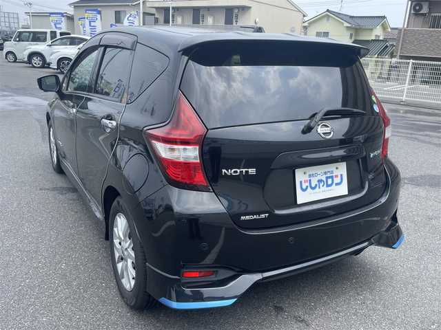 日産 ノート e－パワー メダリスト 岡山県 2017(平29)年 11.4万km スーパーブラック (株)IDOMが運営する【じしゃロン岡山店】の自社ローン専用車両になります。こちらは現金またはオートローンご利用時の価格です。自社ローンご希望の方は別途その旨お申付け下さい/純正ナビ（MM316D-W）/アラウンドビューモニター/ドライブレコーダー/ETC/スマートキー/プッシュスタート