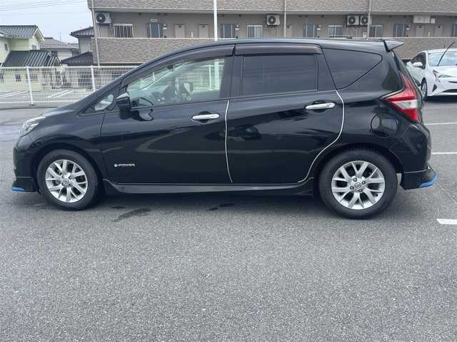 日産 ノート e－パワー メダリスト 岡山県 2017(平29)年 11.4万km スーパーブラック (株)IDOMが運営する【じしゃロン岡山店】の自社ローン専用車両になります。こちらは現金またはオートローンご利用時の価格です。自社ローンご希望の方は別途その旨お申付け下さい/純正ナビ（MM316D-W）/アラウンドビューモニター/ドライブレコーダー/ETC/スマートキー/プッシュスタート