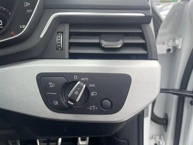アウディ Ａ４ 2.0TFSIスポーツ S ライン PKG 神奈川県 2019(平31)年 5.2万km グレイシアホワイトメタリック メーカーオプション/アシスタンスパッケージ/・アウディプレセンスリア/・アウディサイドアシスト/・パークアシスト/・サラウンドビューカメラ/・リアサイドエアバック/バーチャルコックピット/マトリクスLEDライト//純正ナビ/・Bluetoothオーディオ/・DVD再生/・フルセグTV/ハーフレザーシート/・前席パワーシート/・前席シートヒーター/運転支援機能/・アダプティブクルーズコントロール/・アウディプレセンス/・アクティブレーンアシスト/ビルトイン２．０ETC/スマートキーX2/新車時手帳、取説