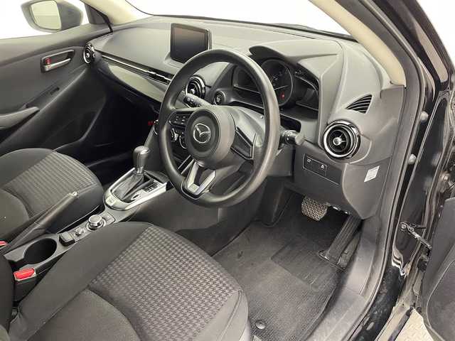 マツダ デミオ 13S 兵庫県 2018(平30)年 6.4万km ジェットブラックマイカ 純正SDナビ/（CD/DVD/Bluetooth/フルセグTV）/スマートシティーブレーキサポート/i-STOP/横滑り防止装置/カーテンエアバッグ/ブラインドスポットモニター/シートヒーター（D/N席）/LEDヘッドライト/オートライト/ETC/前方ドライブレコーダー/純正フロアマット/ドアバイザー/スマートキー/アイドリングストップ/スペアキー1本