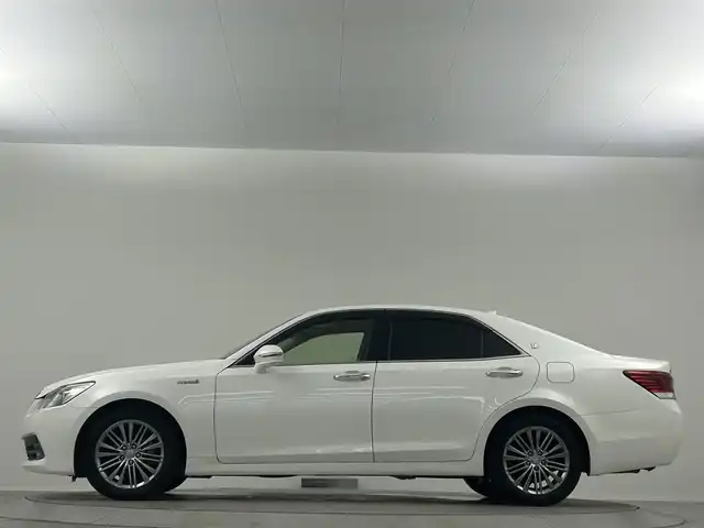 トヨタ クラウン ハイブリッド ロイヤルサルーンG 埼玉県 2014(平26)年 10.2万km ホワイトパールクリスタルシャイン 純正８型ナビ　フルセグＴＶ　Ｂｌｕｅｔｏｏｔｈ　バックカメラ　サンルーフ　ハンドルヒーター　シートヒーター　メモリー機能付きパワーシート　レーダークルーズコントロール　コーナーセンサー　ＥＴＣ２．０