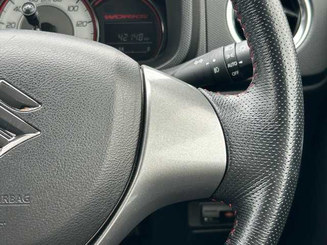 スズキ アルト ワークス 千葉県 2016(平28)年 4.3万km スチールシルバーM 社外メモリナビ/Bluetooth/CD/DVD/フルセグTV/ETC/スマートキー/スペアキー×１/プッシュスタート/ステアリングスイッチ/ウインカーミラー/オートライト/純正15インチアルミホイール/純正フロアマット/純正ドアバイザー/保証書・取扱説明書